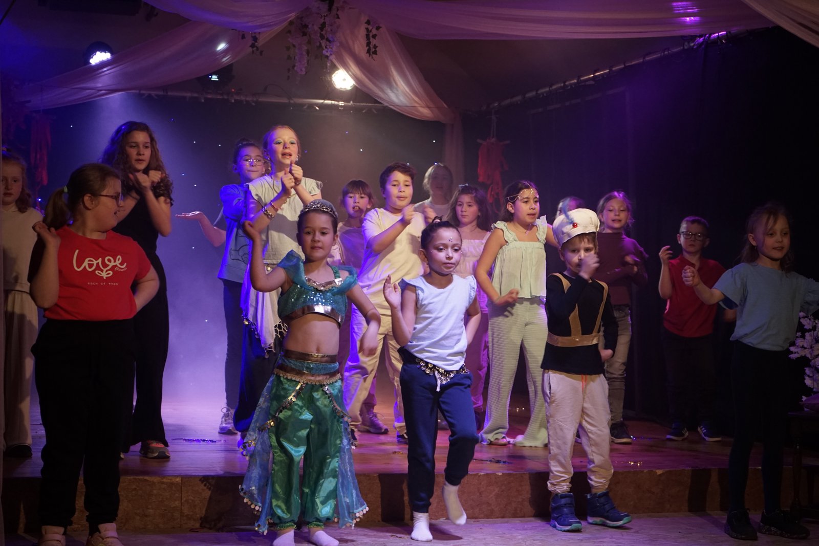 Enfants en costumes dansant sur scène