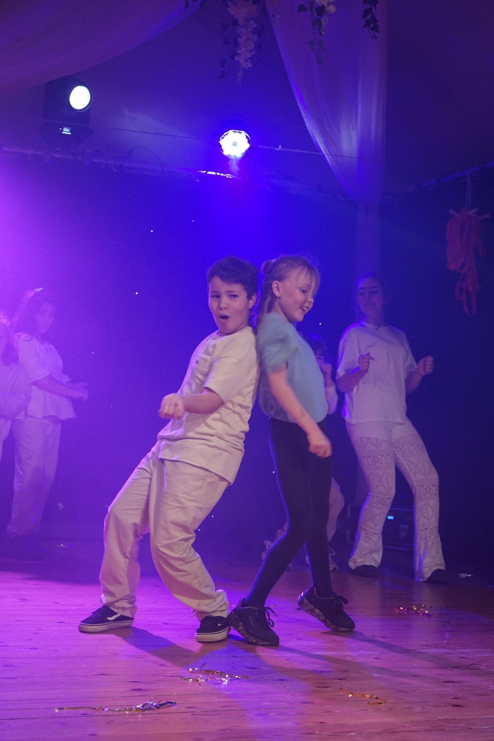 Duo sur scène sous lumières violettes